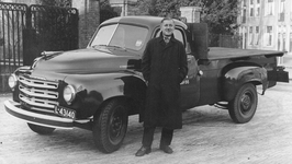 405991 Afbeelding van brandstofhandelaar F. v.d. Pijl uit Utrecht met zijn Studebaker bestelauto die deelnam aan de ...